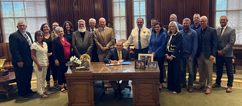 MO811_TheScoop_Fall2025_OnlineVersion_KeyhoeBillSigning